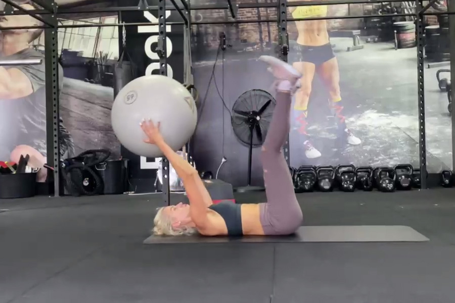 Hand to feet – Fitball